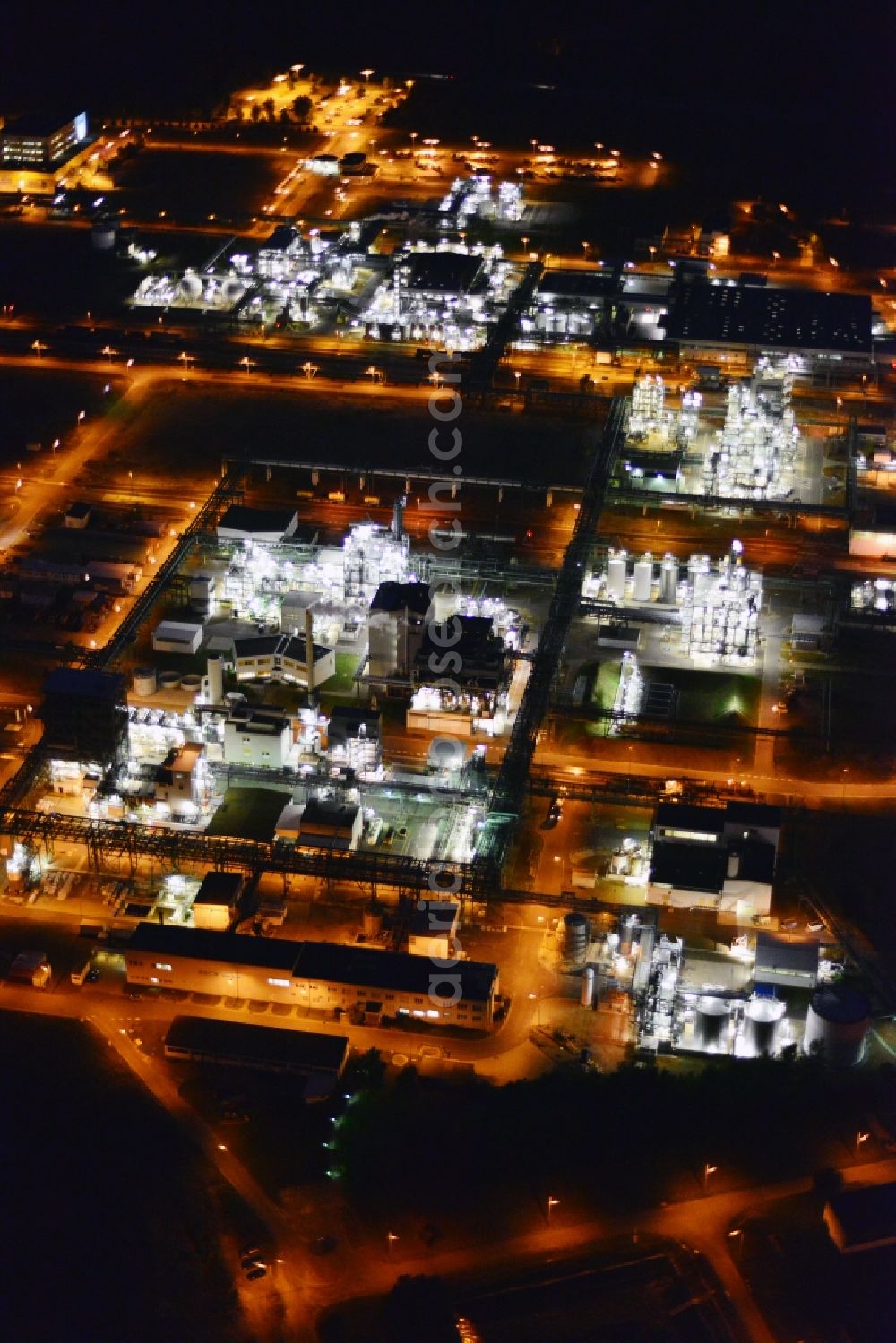 Aerial photograph Schwarzheide - Night view Refinery equipment and management systems on the factory premises of the chemical manufacturers BASF Schwarzheide GmbH in Schwarzheide in the state Brandenburg