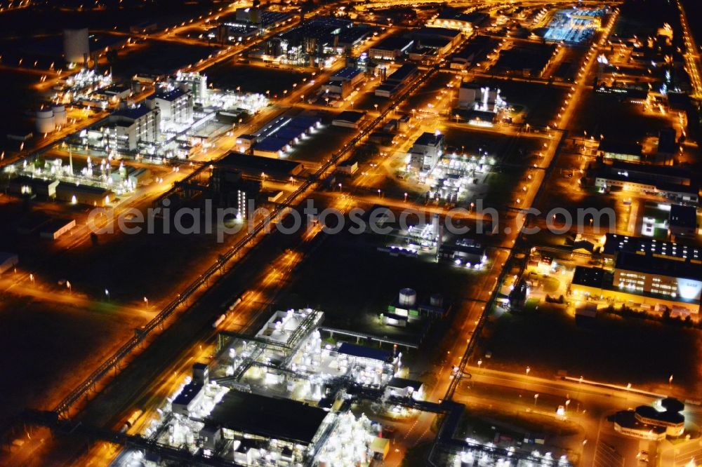 Aerial photograph Schwarzheide - Night view Refinery equipment and management systems on the factory premises of the chemical manufacturers BASF Schwarzheide GmbH in Schwarzheide in the state Brandenburg