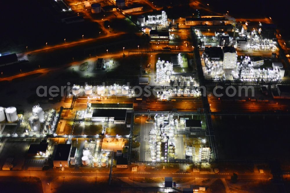 Schwarzheide from above - Night view Refinery equipment and management systems on the factory premises of the chemical manufacturers BASF Schwarzheide GmbH in Schwarzheide in the state Brandenburg