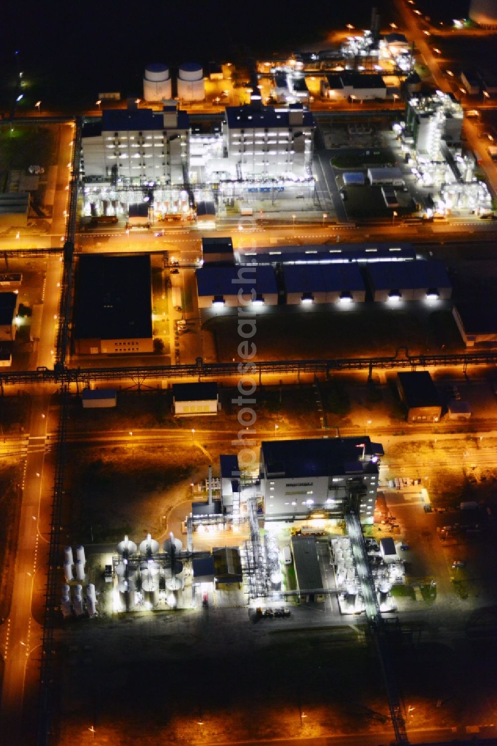 Aerial photograph Schwarzheide - Night view Refinery equipment and management systems on the factory premises of the chemical manufacturers BASF Schwarzheide GmbH in Schwarzheide in the state Brandenburg