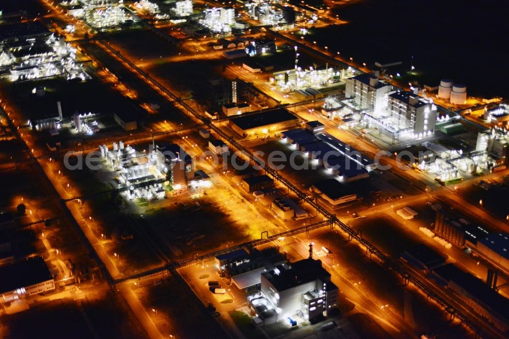 Schwarzheide from the bird's eye view: Night view Refinery equipment and management systems on the factory premises of the chemical manufacturers BASF Schwarzheide GmbH in Schwarzheide in the state Brandenburg