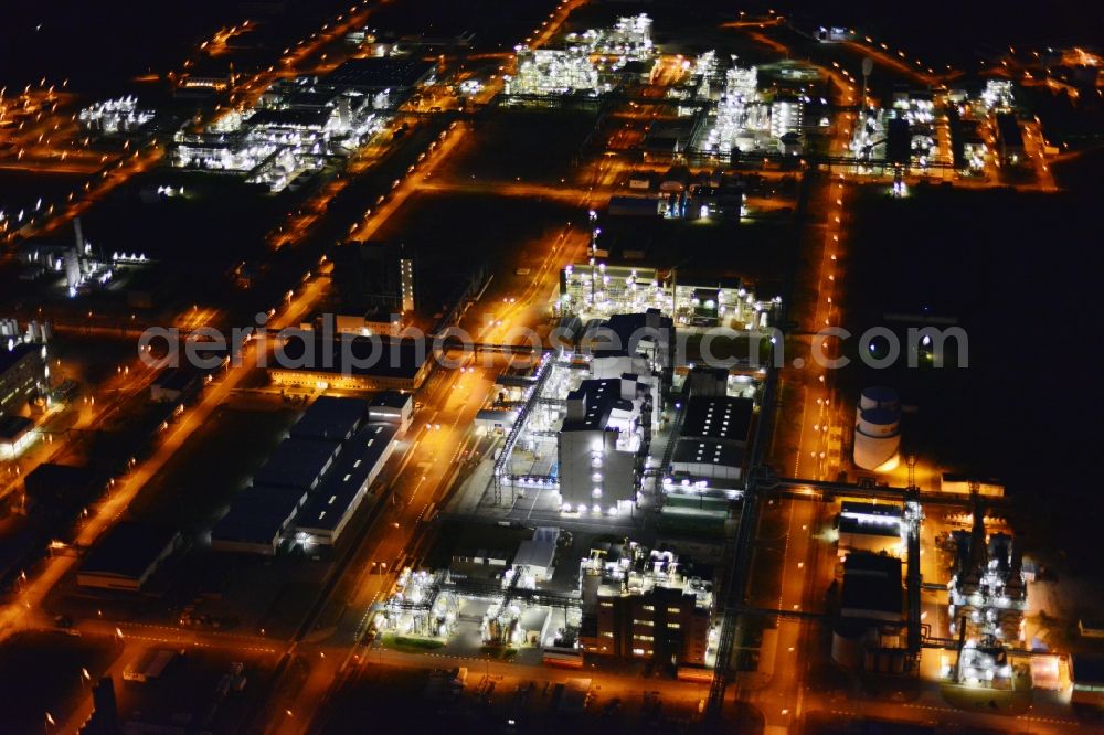 Aerial photograph Schwarzheide - Night view Refinery equipment and management systems on the factory premises of the chemical manufacturers BASF Schwarzheide GmbH in Schwarzheide in the state Brandenburg