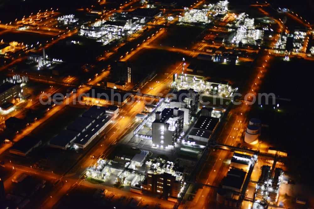 Schwarzheide from above - Night view Refinery equipment and management systems on the factory premises of the chemical manufacturers BASF Schwarzheide GmbH in Schwarzheide in the state Brandenburg