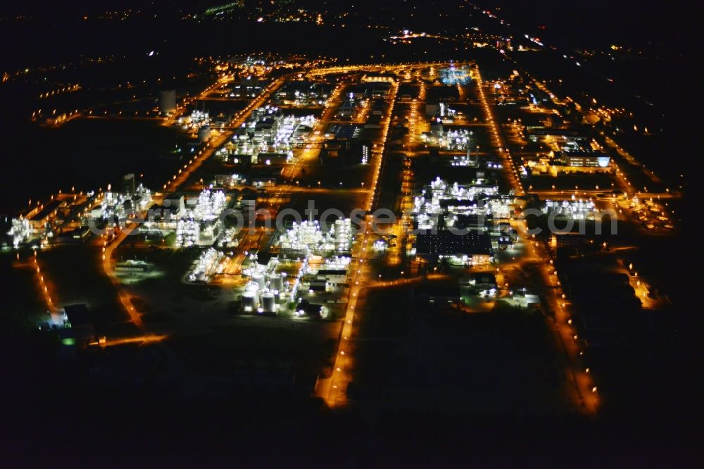 Schwarzheide from the bird's eye view: Night view Refinery equipment and management systems on the factory premises of the chemical manufacturers BASF Schwarzheide GmbH in Schwarzheide in the state Brandenburg