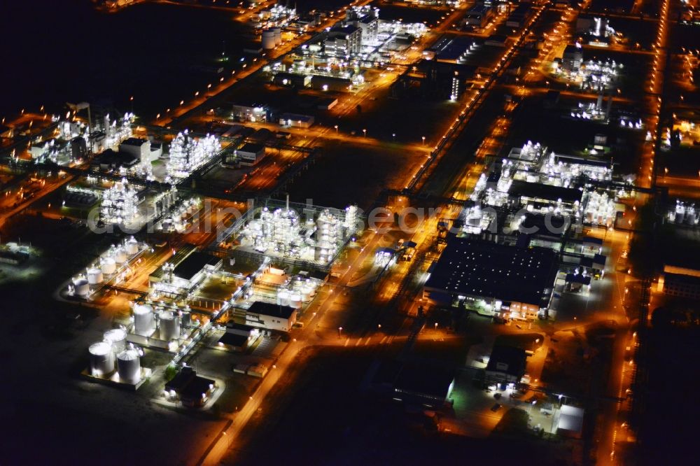 Schwarzheide from above - Night view Refinery equipment and management systems on the factory premises of the chemical manufacturers BASF Schwarzheide GmbH in Schwarzheide in the state Brandenburg