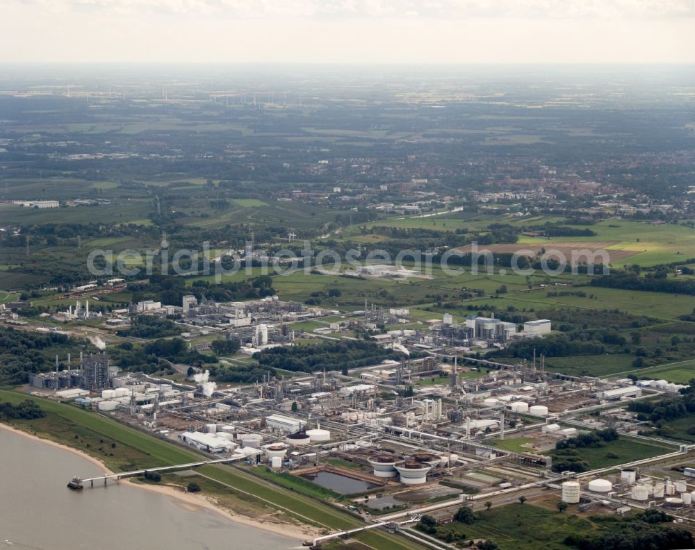 Aerial photograph Stade - Refinery equipment and management systems on the factory premises of the chemical manufacturers of Fa. Dow Chemical in Stade in the state Lower Saxony, Germany