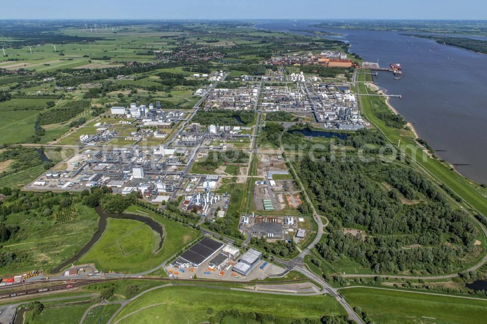 Stade from the bird's eye view: Refinery equipment and management systems on the factory premises of the chemical manufacturers of Fa. Dow Chemical,and Olin in Stade in the state Lower Saxony, Germany