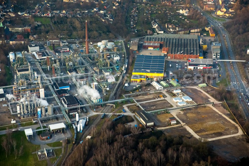 Herne from the bird's eye view: Refinery equipment and management systems on the factory premises of the chemical manufacturers Evonik-Industries on the Rellinghauser street in Herne at Ruhrgebiet in the state North Rhine-Westphalia