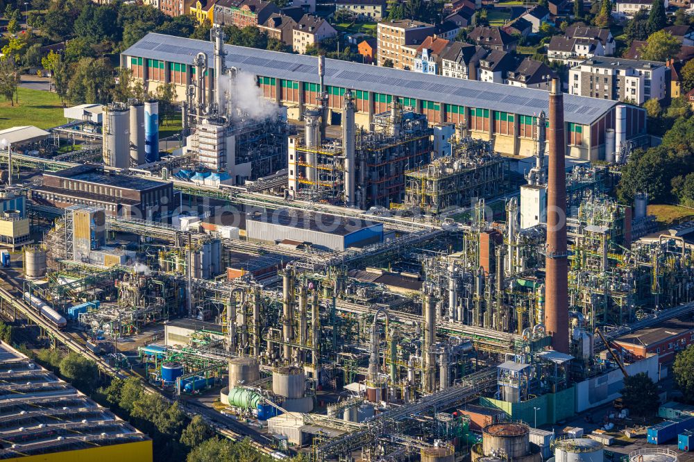 Aerial photograph Herne - Refinery equipment and management systems on the factory premises of the chemical manufacturers Evonik-Industries on the Rellinghauser street in Herne at Ruhrgebiet in the state North Rhine-Westphalia