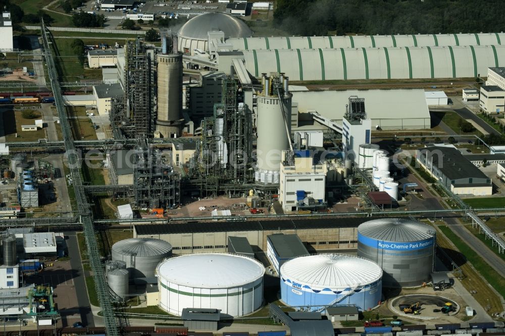 Lutherstadt Wittenberg from the bird's eye view: Refinery equipment and management systems on the factory premises of the chemical manufacturers SKW Stickstoffwerke Piesteritz GmbH in Lutherstadt Wittenberg in the state Saxony-Anhalt