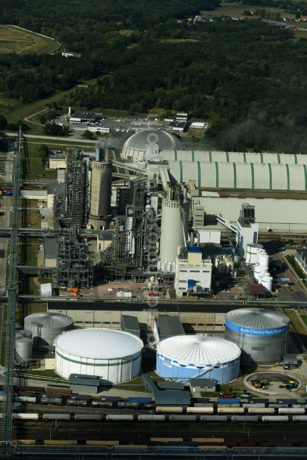 Aerial image Lutherstadt Wittenberg - Refinery equipment and management systems on the factory premises of the chemical manufacturers SKW Stickstoffwerke Piesteritz GmbH in Lutherstadt Wittenberg in the state Saxony-Anhalt