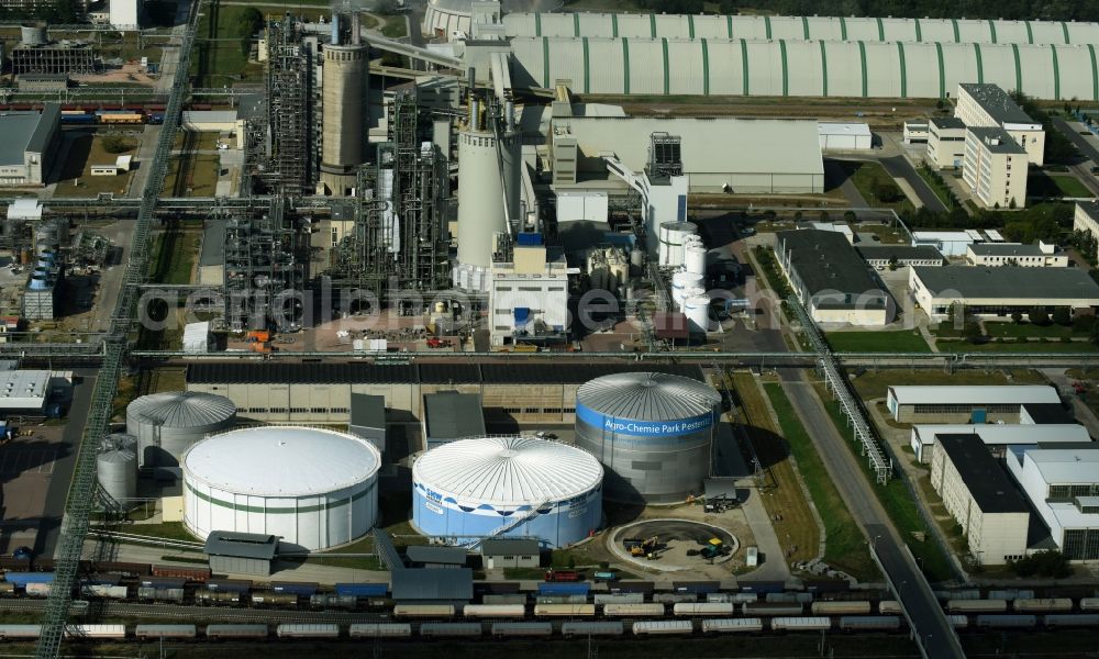 Aerial photograph Lutherstadt Wittenberg - Refinery equipment and management systems on the factory premises of the chemical manufacturers SKW Stickstoffwerke Piesteritz GmbH in Lutherstadt Wittenberg in the state Saxony-Anhalt