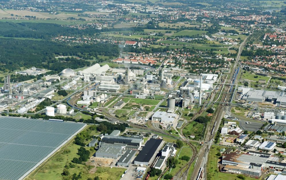 Lutherstadt Wittenberg from the bird's eye view: Refinery equipment and management systems on the factory premises of the chemical manufacturers SKW Stickstoffwerke Piesteritz GmbH in Lutherstadt Wittenberg in the state Saxony-Anhalt