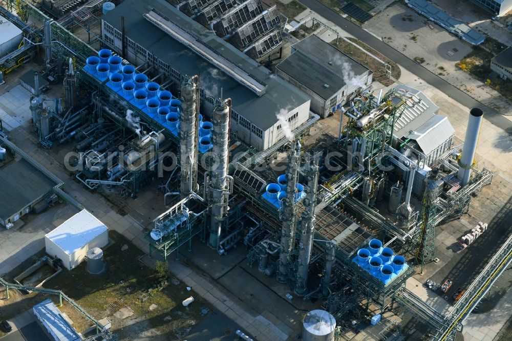 Aerial photograph Piesteritz - Refinery equipment and management systems on the factory premises of the chemical manufacturers SKW Stickstoffwerke Piesteritz GmbH on Moellensdorfer Strasse in Piesteritz in the state Saxony-Anhalt, Germany