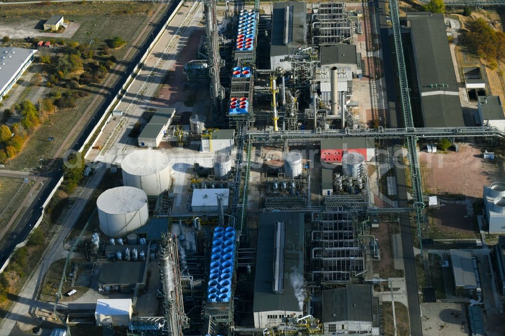 Aerial photograph Piesteritz - Refinery equipment and management systems on the factory premises of the chemical manufacturers SKW Stickstoffwerke Piesteritz GmbH on Moellensdorfer Strasse in Piesteritz in the state Saxony-Anhalt, Germany