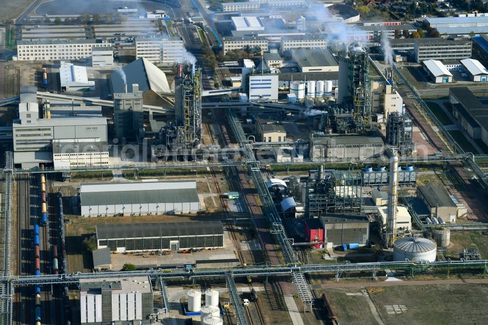 Piesteritz from the bird's eye view: Refinery equipment and management systems on the factory premises of the chemical manufacturers SKW Stickstoffwerke Piesteritz GmbH on Moellensdorfer Strasse in Piesteritz in the state Saxony-Anhalt, Germany