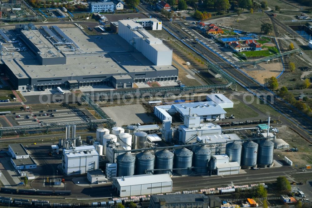 Piesteritz from the bird's eye view: Refinery equipment and management systems on the factory premises of the chemical manufacturers SKW Stickstoffwerke Piesteritz GmbH on Moellensdorfer Strasse in Piesteritz in the state Saxony-Anhalt, Germany