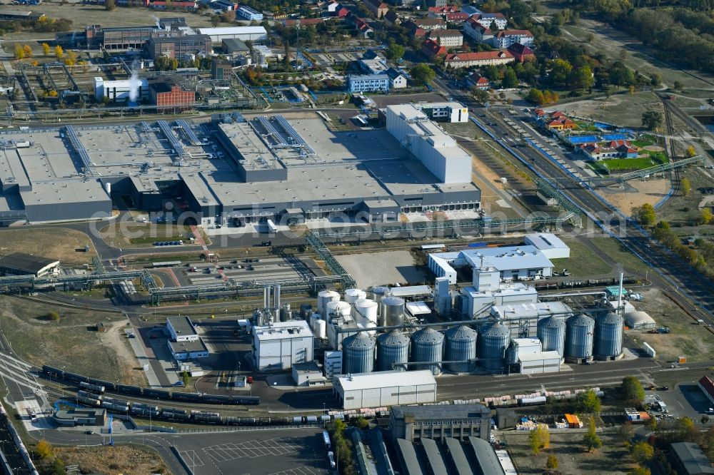 Aerial photograph Piesteritz - Refinery equipment and management systems on the factory premises of the chemical manufacturers SKW Stickstoffwerke Piesteritz GmbH on Moellensdorfer Strasse in Piesteritz in the state Saxony-Anhalt, Germany