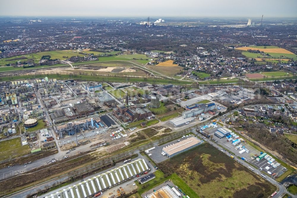 Oberhausen from above - Refinery equipment and management systems on the factory premises of the chemical manufacturers OQ factory Ruhrchemie along the Weissensteinstrasse in Oberhausen in the state North Rhine-Westphalia, Germany