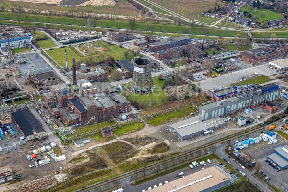 Oberhausen from the bird's eye view: Refinery equipment and management systems on the factory premises of the chemical manufacturers OQ factory Ruhrchemie along the Weissensteinstrasse in Oberhausen at Ruhrgebiet in the state North Rhine-Westphalia, Germany