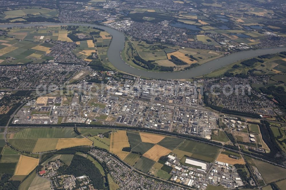 Aerial photograph Köln - Refinery equipment and management systems on the factory premises of the mineral oil manufacturers CHEMPARK Dormagen Tor entlang of Parallelweg in the district Chorweiler in Cologne in the state North Rhine-Westphalia, Germany