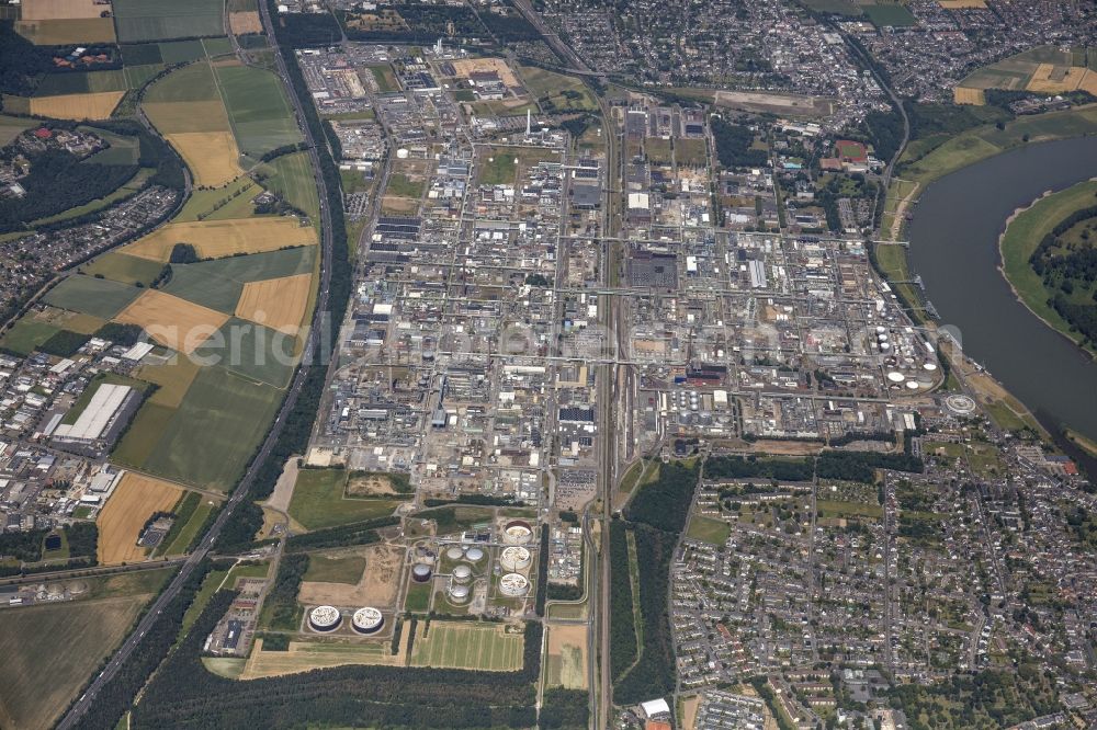 Köln from the bird's eye view: Refinery equipment and management systems on the factory premises of the mineral oil manufacturers CHEMPARK Dormagen Tor entlang of Parallelweg in the district Chorweiler in Cologne in the state North Rhine-Westphalia, Germany