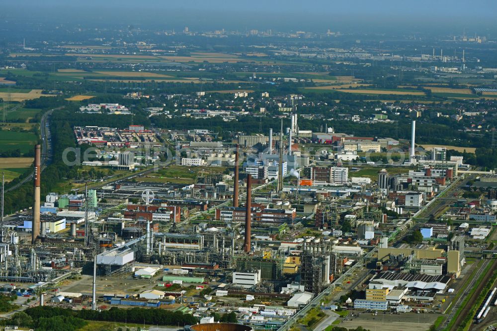 Aerial image Köln - Refinery equipment and management systems on the factory premises of the mineral oil manufacturers CHEMPARK Dormagen Tor entlang of Parallelweg in the district Chorweiler in Cologne in the state North Rhine-Westphalia, Germany