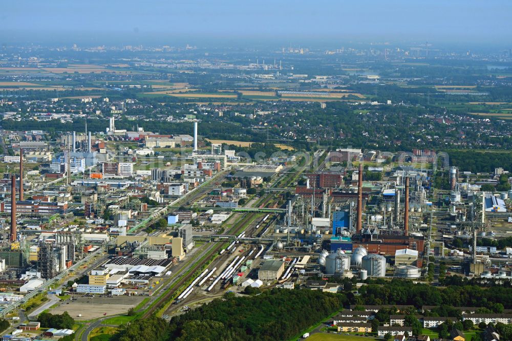 Aerial image Köln - Refinery equipment and management systems on the factory premises of the mineral oil manufacturers CHEMPARK Dormagen Tor entlang of Parallelweg in the district Chorweiler in Cologne in the state North Rhine-Westphalia, Germany