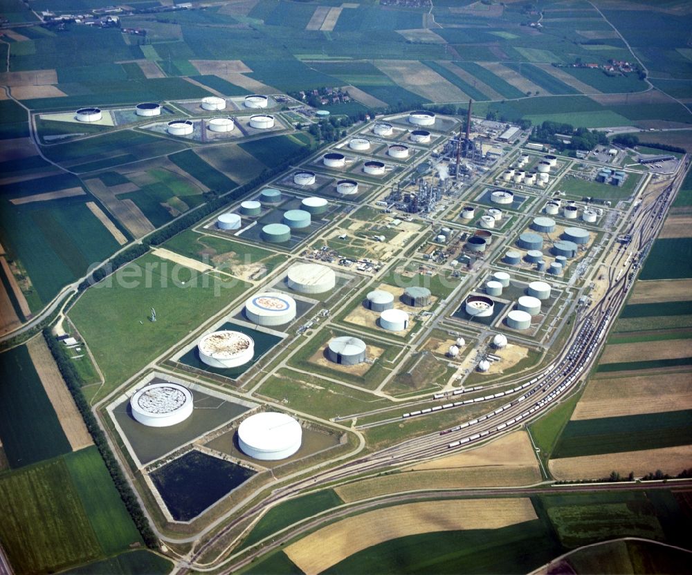 Desching from the bird's eye view: Refinery equipment and management systems on the factory premises of the mineral oil manufacturers Gunvor in Desching in the state Bavaria, Germany