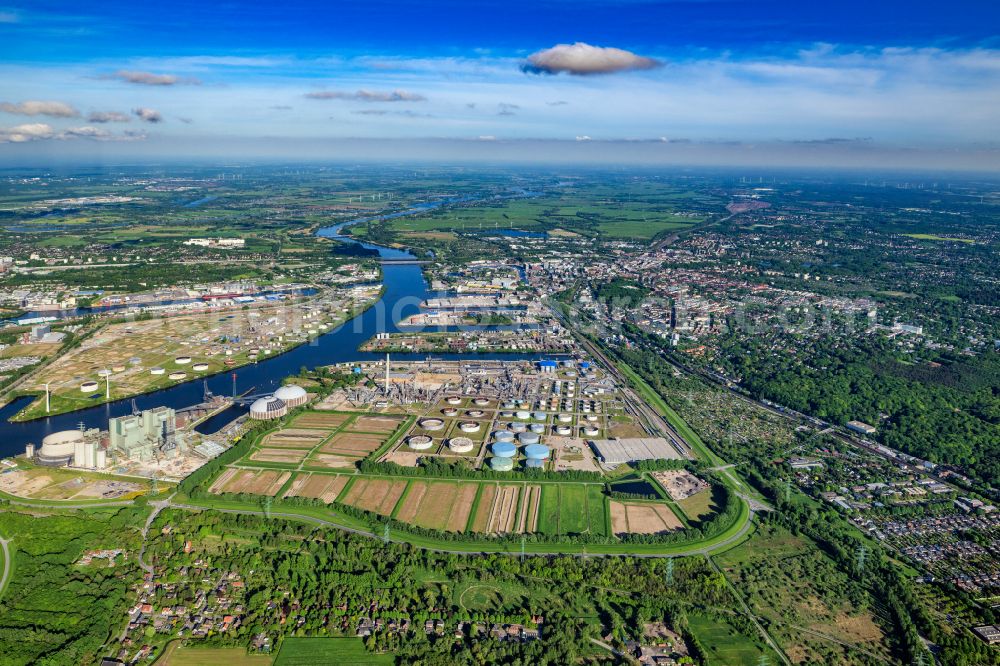 Hamburg from above - Refinery equipment and management systems on the factory premises of the mineral oil manufacturers HOLBORN Europa Raffinerie GmbH in Hamburg - Harburg, Germany