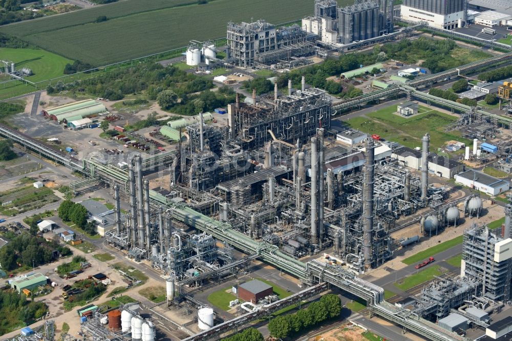 Wesseling from above - Refinery equipment and management systems on the factory premises of the mineral oil manufacturers LyondellBasell Industries Basell Polyolefine GmbH in Wesseling in the state North Rhine-Westphalia, Germany