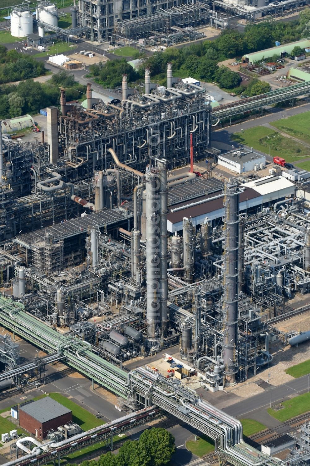 Aerial image Wesseling - Refinery equipment and management systems on the factory premises of the mineral oil manufacturers LyondellBasell Industries Basell Polyolefine GmbH in Wesseling in the state North Rhine-Westphalia, Germany