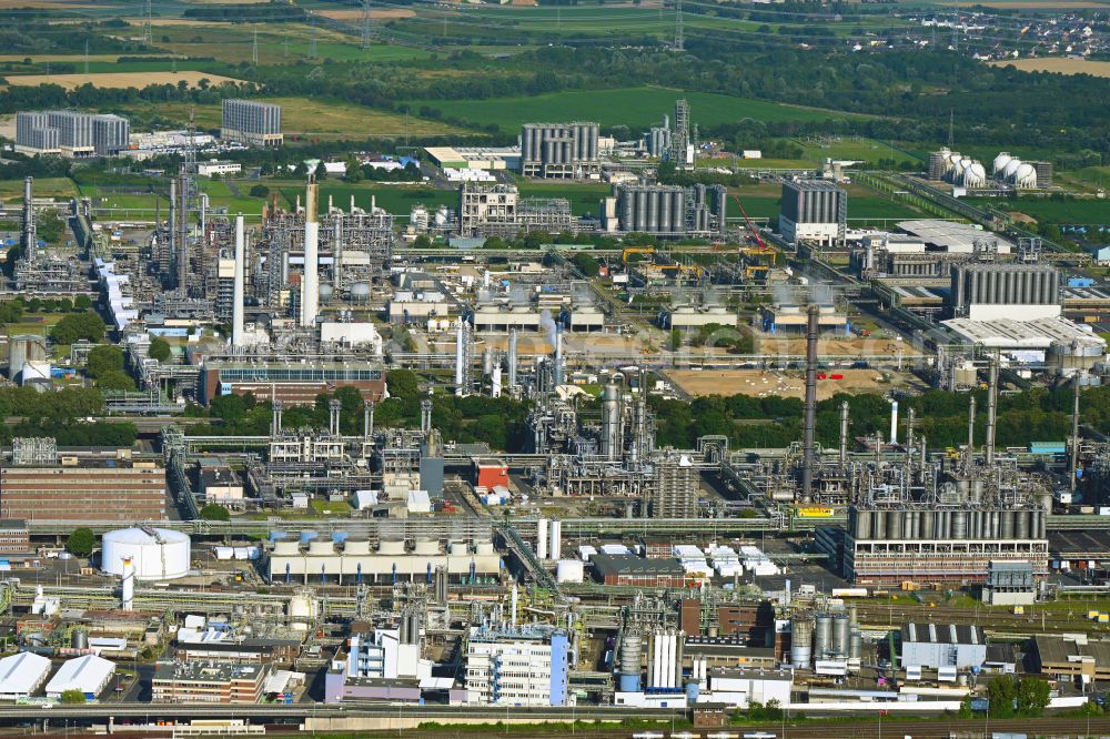 Aerial photograph Wesseling - Refinery equipment and management systems on the factory premises of the mineral oil manufacturers LyondellBasell Industries Basell Polyolefine GmbH in Wesseling in the state North Rhine-Westphalia, Germany