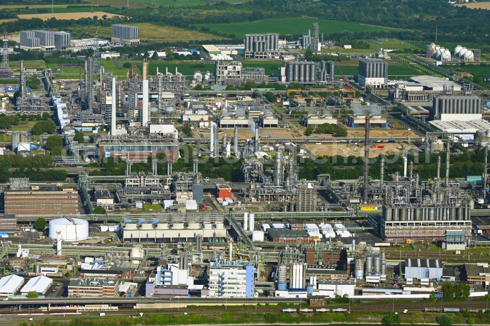 Wesseling from above - Refinery equipment and management systems on the factory premises of the mineral oil manufacturers LyondellBasell Industries Basell Polyolefine GmbH in Wesseling in the state North Rhine-Westphalia, Germany