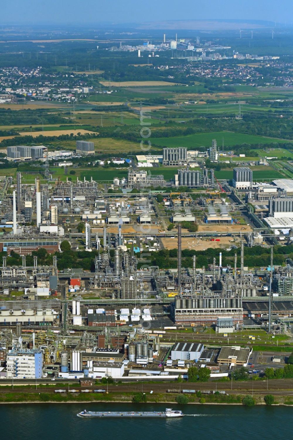 Aerial image Wesseling - Refinery equipment and management systems on the factory premises of the mineral oil manufacturers LyondellBasell Industries Basell Polyolefine GmbH in Wesseling in the state North Rhine-Westphalia, Germany