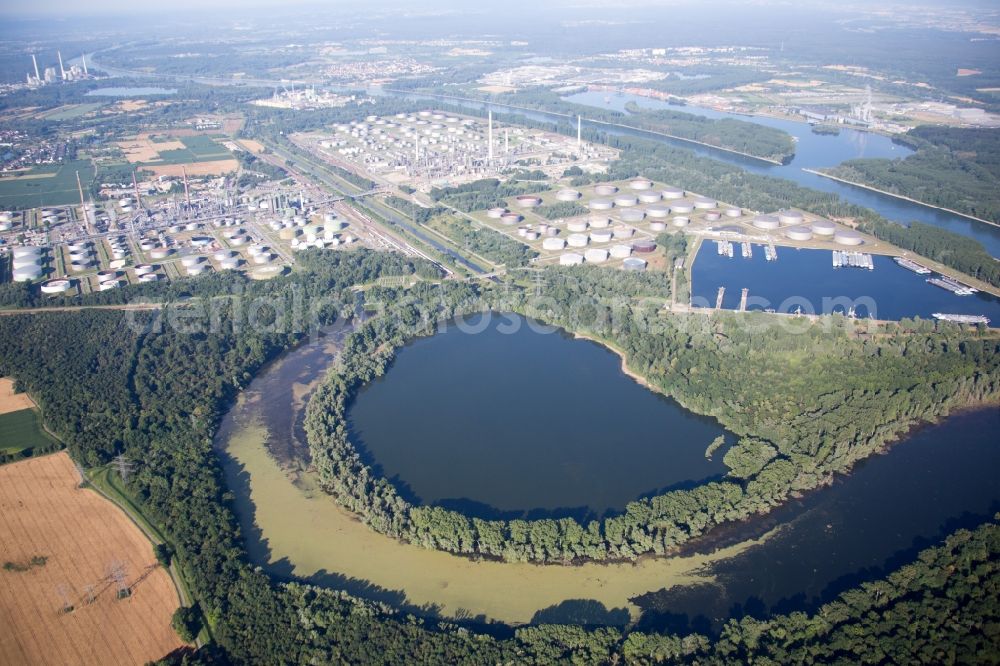 Aerial image Karlsruhe - Refinery equipment and management systems on the factory premises of the mineral oil manufacturers Mineraloelraffinerie Oberrhein in the district Neureut in Eggenstein-Leopoldshafen in the state Baden-Wuerttemberg