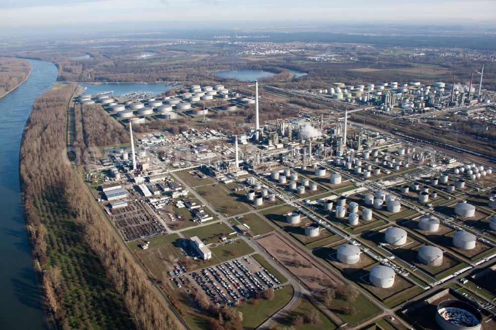 Aerial photograph Wörth am Rhein - Refinery equipment and management systems on the factory premises of the mineral oil manufacturers Mineraloelraffinerie Oberrhein in the district Knielingen in Woerth am Rhein in the state Rhineland-Palatinate