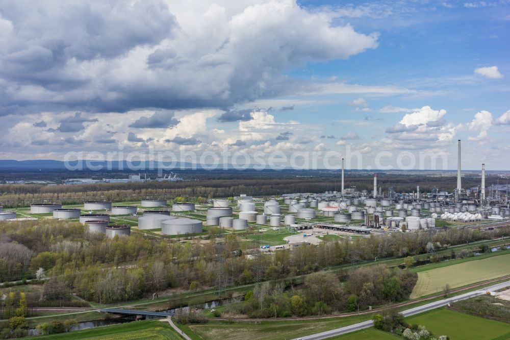 Aerial photograph Karlsruhe - Refinery equipment and management systems on the factory premises of the mineral oil manufacturers MiRo in Karlsruhe in the state Baden-Wuerttemberg