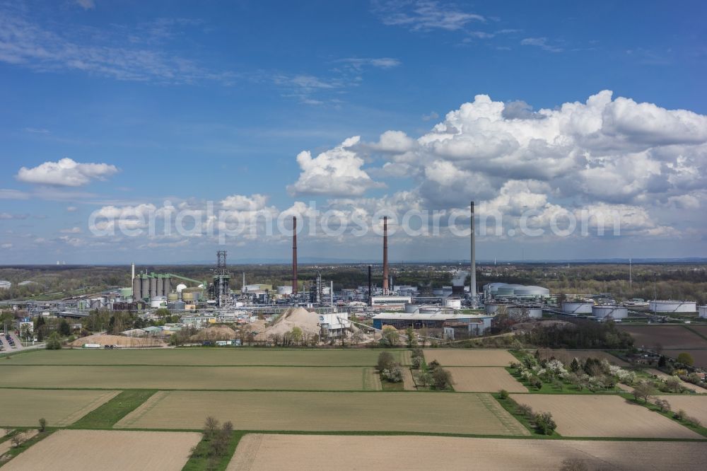 Karlsruhe from the bird's eye view: Refinery equipment and management systems on the factory premises of the mineral oil manufacturers MiRo in Karlsruhe in the state Baden-Wuerttemberg