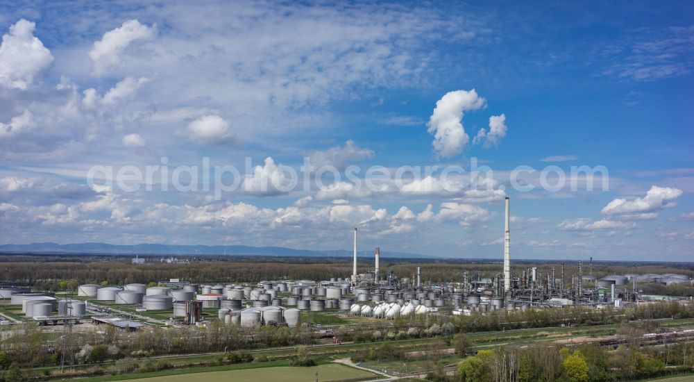 Karlsruhe from above - Refinery equipment and management systems on the factory premises of the mineral oil manufacturers MiRo in Karlsruhe in the state Baden-Wuerttemberg