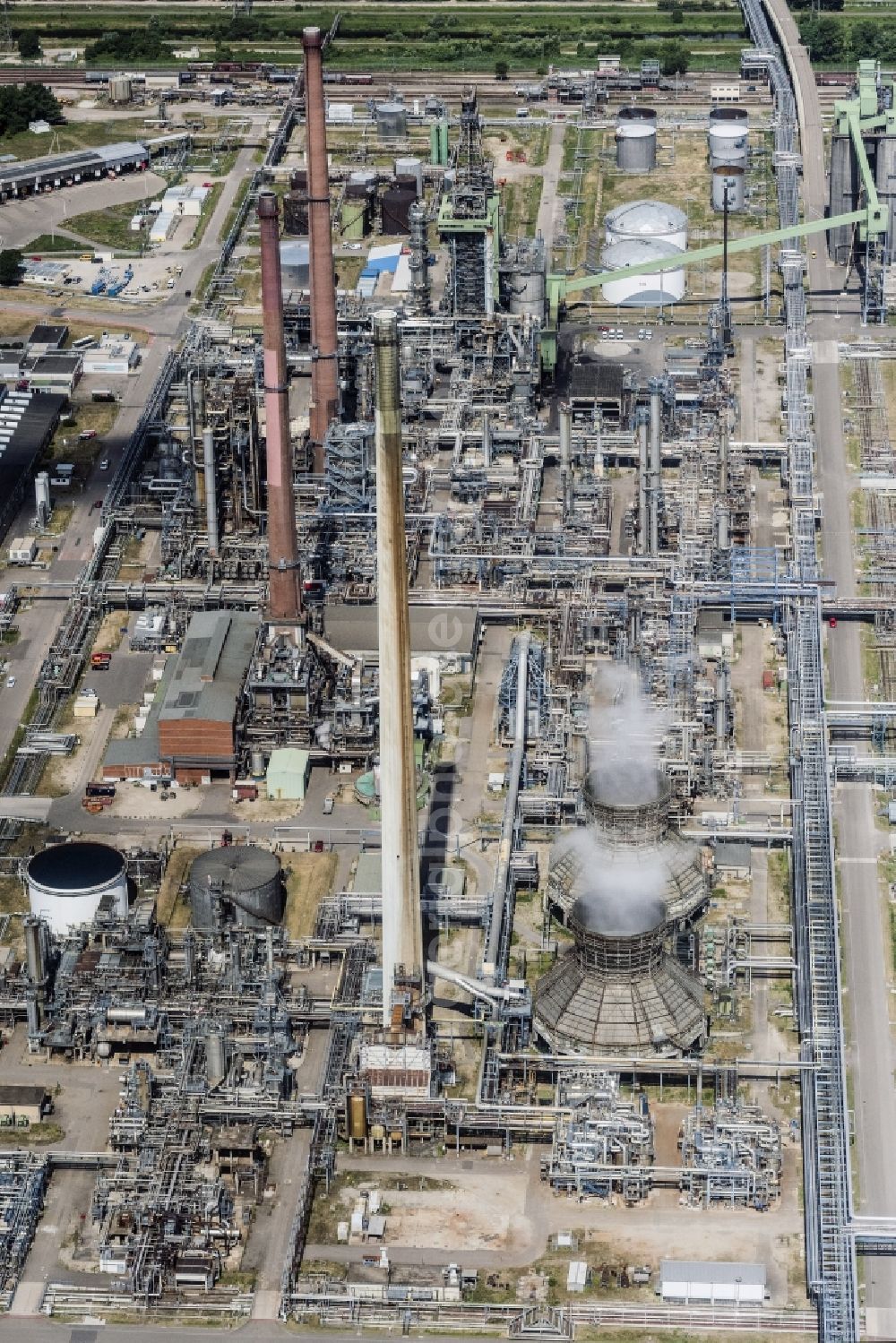 Aerial image Karlsruhe - Refinery equipment and management systems on the factory premises of the mineral oil manufacturers MiRO Mineraloelraffinerie Oberrhein GmbH & Co. KG in Karlsruhe in the state Baden-Wuerttemberg, Germany