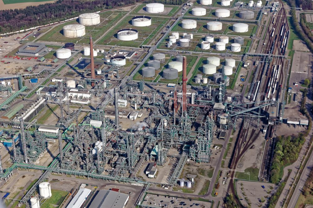 Burghausen from above - Refinery equipment and management systems on the factory premises of the mineral oil manufacturers OMV Deutschland GmbH in Burghausen in the state Bavaria, Germany