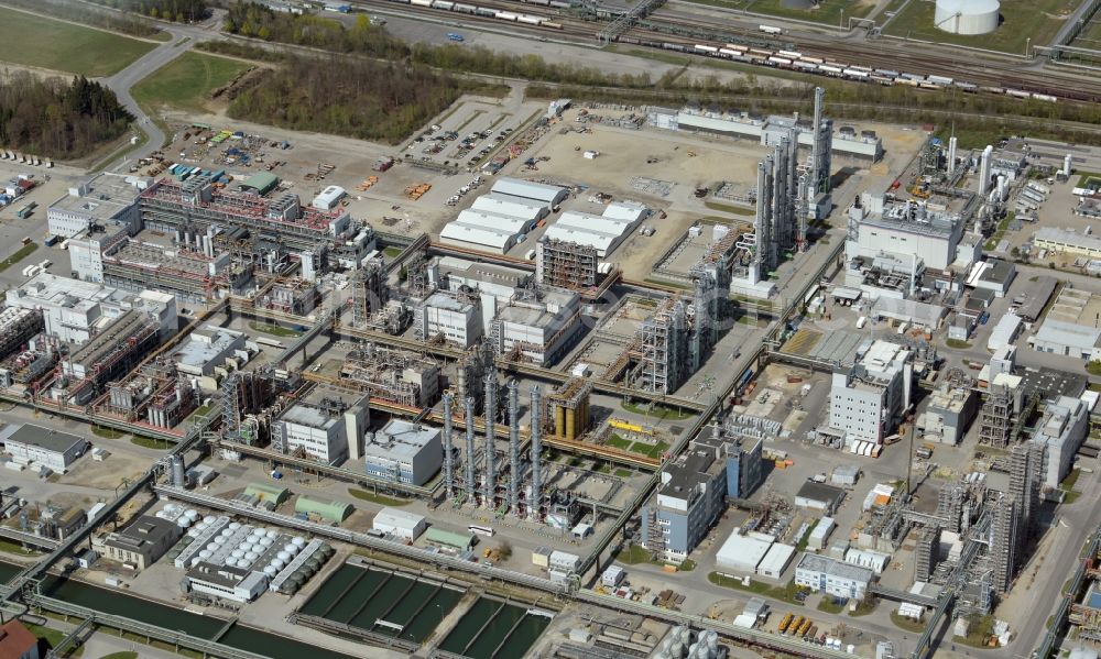 Burghausen from the bird's eye view: Refinery equipment and management systems on the factory premises of the mineral oil manufacturers OMV Deutschland GmbH in Burghausen in the state Bavaria, Germany