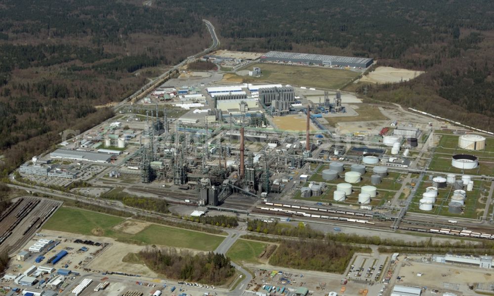 Aerial image Burghausen - Refinery equipment and management systems on the factory premises of the mineral oil manufacturers OMV Deutschland GmbH in Burghausen in the state Bavaria, Germany