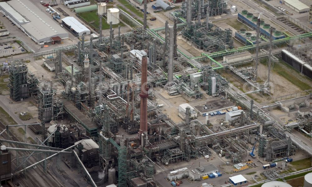 Aerial photograph Burghausen - Refinery equipment and management systems on the factory premises of the mineral oil manufacturers OMV Deutschland GmbH in Burghausen in the state Bavaria, Germany