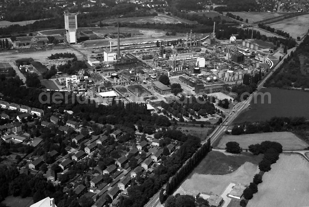 Moers from above - Refinery equipment and management systems on the factory premises of the mineral oil manufacturers on Roemerstrasse in Moers in the state North Rhine-Westphalia, Germany