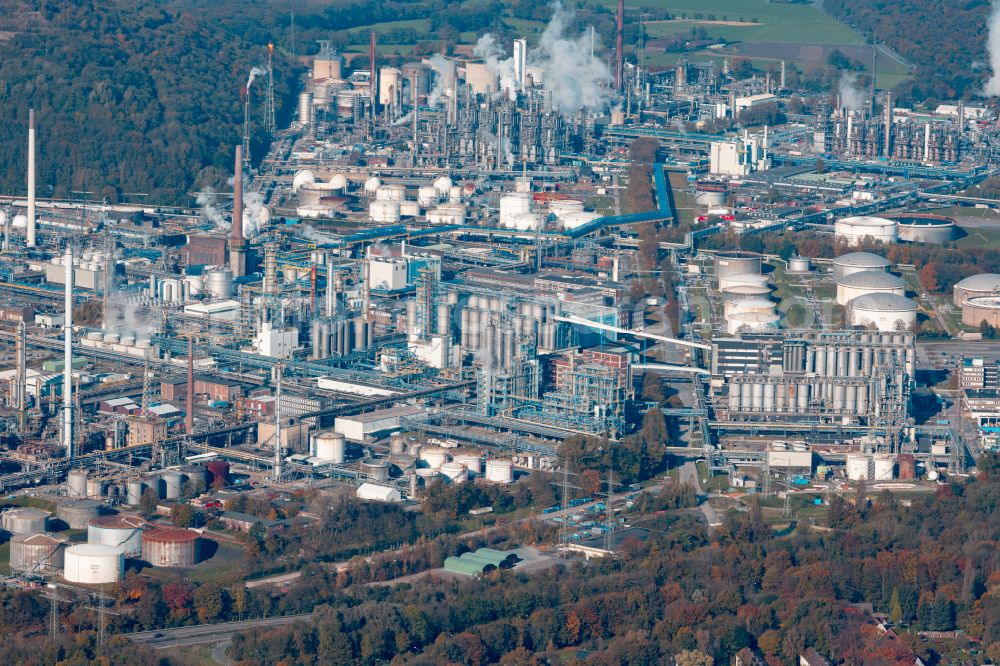 Aerial photograph Gelsenkirchen - Refinery equipment and management systems on the factory premises of the mineral oil manufacturers Ruhr Oel GmbH - Sabic in the district Scholven in Gelsenkirchen in the state North Rhine-Westphalia, Germany