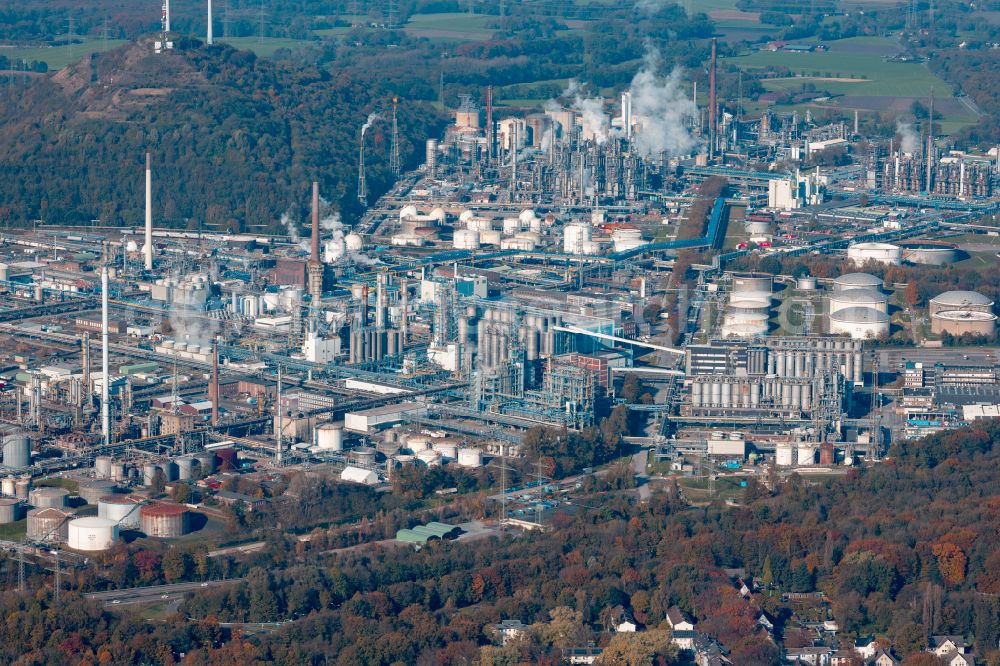 Gelsenkirchen from above - Refinery equipment and management systems on the factory premises of the mineral oil manufacturers Ruhr Oel GmbH - Sabic in the district Scholven in Gelsenkirchen in the state North Rhine-Westphalia, Germany