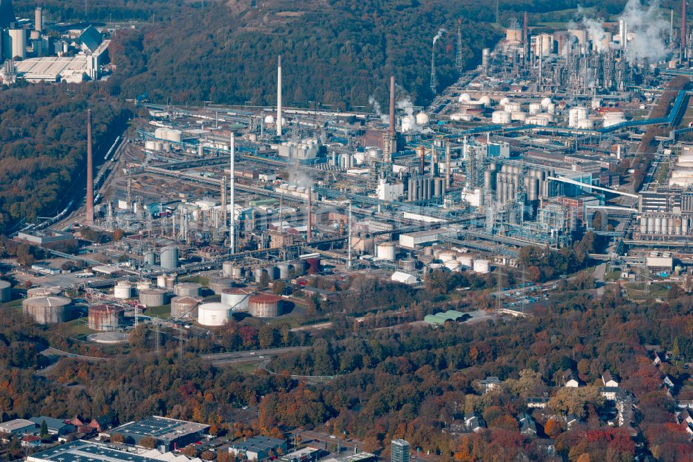 Gelsenkirchen from the bird's eye view: Refinery equipment and management systems on the factory premises of the mineral oil manufacturers Ruhr Oel GmbH - Sabic in the district Scholven in Gelsenkirchen in the state North Rhine-Westphalia, Germany