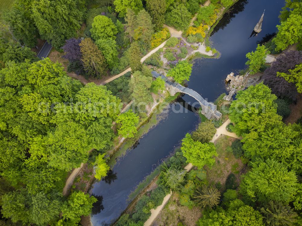 Aerial photograph Gablenz - Park with paths and green areas with Rakotz Bridge in Kromlauer Park in Gablenz in the state of Saxony, Germany